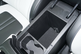 中央扶手箱空间