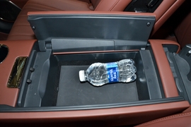 中央扶手箱空间