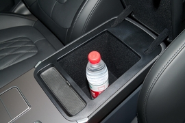 中央扶手箱空间