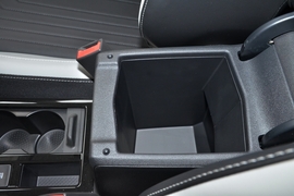 中央扶手箱空间