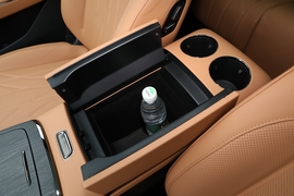 中央扶手箱空间