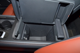 中央扶手箱空间