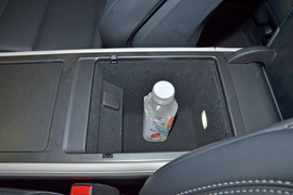 中央扶手箱空间