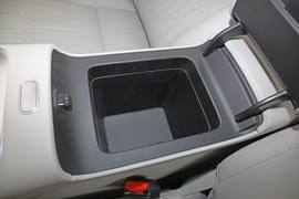 中央扶手箱空间