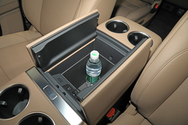 中央扶手箱空间