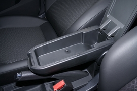 中央扶手箱空间