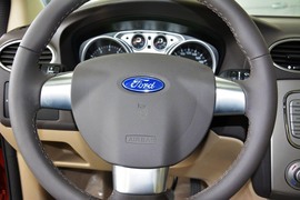 2013款福特福克斯三厢经典1.8L AT时尚型