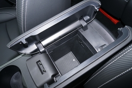 中央扶手箱空间