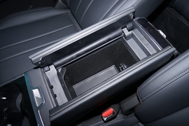 中央扶手箱空间