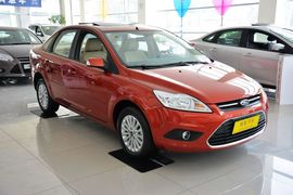 2013款福特福克斯三厢经典1.8L AT时尚型