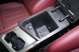 中央扶手箱空间