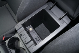 中央扶手箱空间