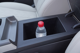 中央扶手箱空间