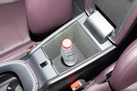 中央扶手箱空间