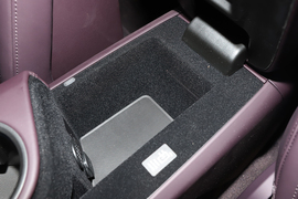 中央扶手箱空间