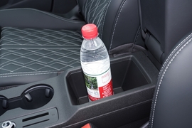 中央扶手箱空间