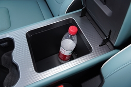 中央扶手箱空间