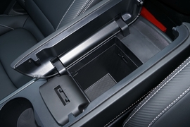 中央扶手箱空间