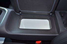 中央扶手箱空间