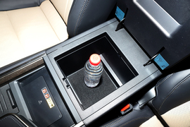 中央扶手箱空间