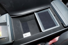 中央扶手箱空间