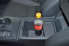 中央扶手箱空间