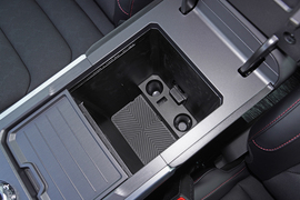 中央扶手箱空间