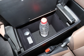 中央扶手箱空间