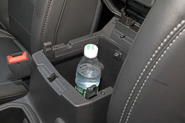 中央扶手箱空间