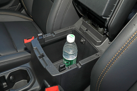 中央扶手箱空间