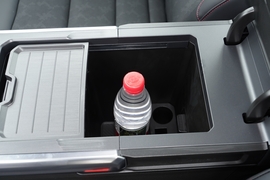 中央扶手箱空间