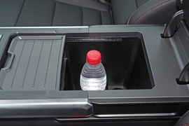 中央扶手箱空间