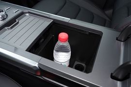 中央扶手箱空间