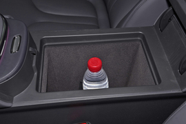 中央扶手箱空间