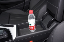 中央扶手箱空间