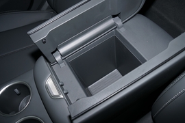 中央扶手箱空间