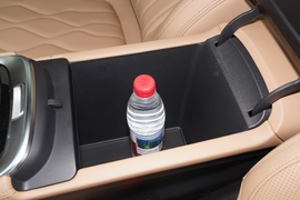 中央扶手箱空间