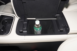 中央扶手箱空间