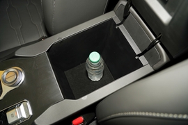 中央扶手箱空间