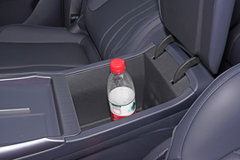 中央扶手箱空间