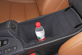 中央扶手箱空间