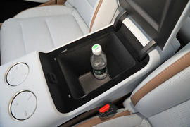 中央扶手箱空间