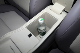 中央扶手箱空间