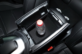 中央扶手箱空间