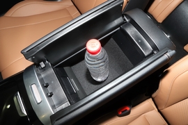 中央扶手箱空间