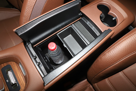 中央扶手箱空间