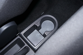 中央扶手箱空间