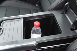 中央扶手箱空间