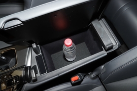 中央扶手箱空间