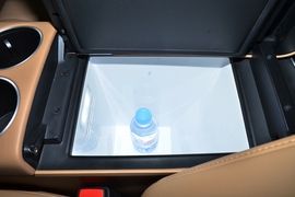 中央扶手箱空间